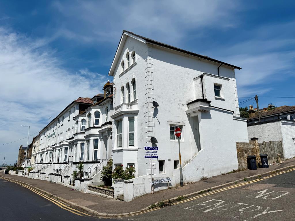 Lot: 140 - FLAT FOR IMPROVEMENT - View of terrace towards seafront